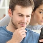 ¿Cómo afectan las redes sociales la percepción del amor en una relación?