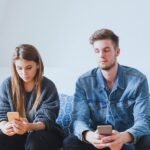¿Cómo evitar la tentación de revisar el teléfono de tu pareja en redes sociales?