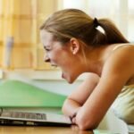 ¿Cómo superar la envidia en redes sociales en una relación amorosa?