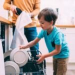 Los beneficios de involucrar a los niños en las tareas del hogar.