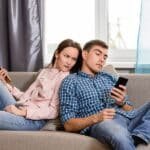 ¿Por qué es importante no depender de las redes sociales para solucionar problemas en una relación?