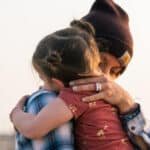 5 maneras de abordar la ausencia de papá o mamá con tu hijo