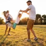 Adolescentes felices gracias a padres responsables