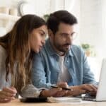 Cómo la falta de independencia en las finanzas puede llevar a la infidelidad en la relación.