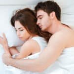 Descubre qué revela tu postura al dormir con tu pareja acerca de tu relación amorosa.