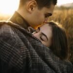 Guía detallada para entender cómo un hombre enamorado te abraza por completo.