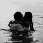 La guía completa para saber cómo un hombre enamorado te abraza