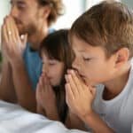 La importancia de lo espiritual y lo material en la vida de tus hijos: ¿Qué vale más?