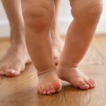 Los bebes deben andar descalzos, es una práctica beneficiosa para su desarrollo.