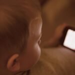 Por Que No Debes Permitir Que Tu Bebe Se Meta El Celular A La Boca