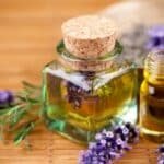Precaución al emplear aceites esenciales, su uso conlleva riesgos.