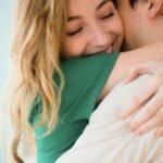 Cómo un hombre verdaderamente enamorado te abraza