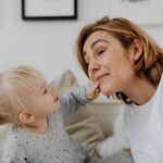 El significado de tocar tus labios con tus dedos: El lenguaje corporal y sus secretos.