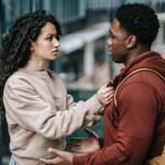 Mi novio habla con un amigo todos los días: ¿Debería preocuparme?