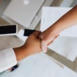 Cómo actúa un hombre sentimentalmente herido: comprendiendo su vulnerabilidad.