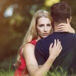 Obsesión por alguien que no es tu pareja: Navegando emociones intensas.
