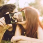 ¿Por qué un hombre publica fotos con su pareja? La psicología detrás de ello.
