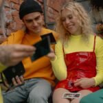 Qué significa cuando un chico te guiña el ojo y sonríe: descifrando señales de coqueteo